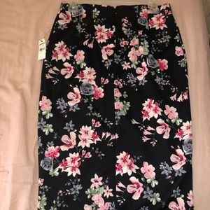 Strong stretch pencil/midi skirt w/ floral design